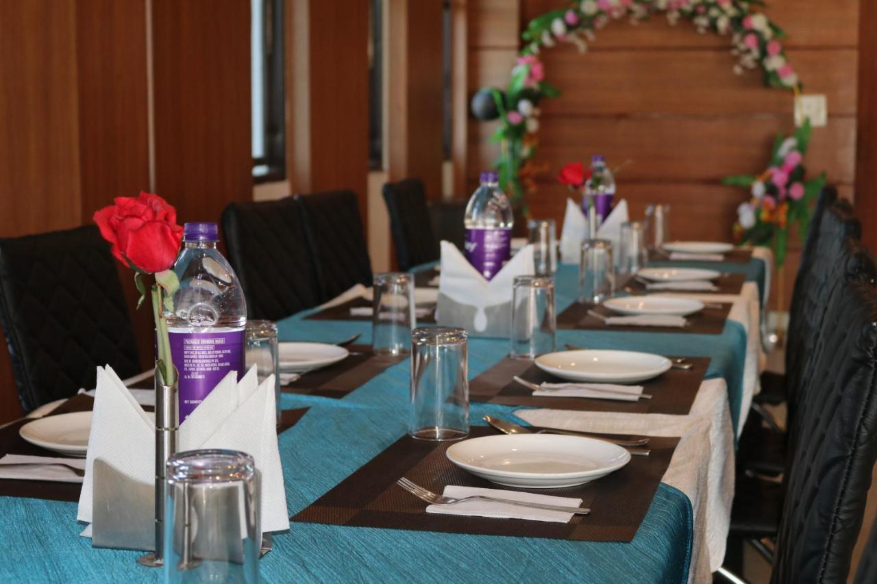 Hotel Vaishnavi Heights Aurangābād エクステリア 写真