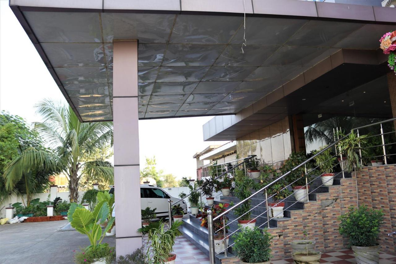 Hotel Vaishnavi Heights Aurangābād エクステリア 写真
