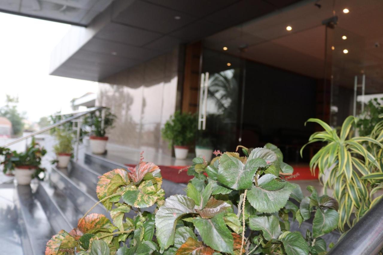 Hotel Vaishnavi Heights Aurangābād エクステリア 写真